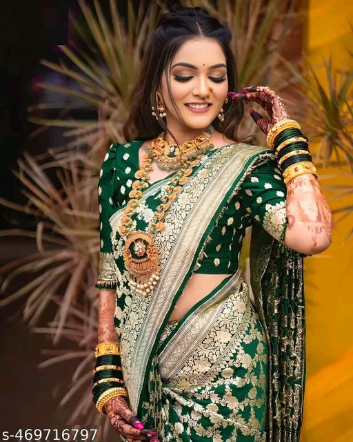 Charvi Fashionable Sarees
Saree Fabric: Silk
Blouse