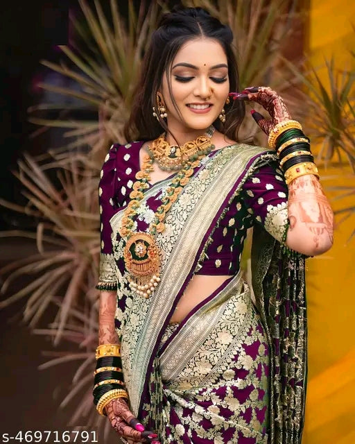 Charvi Fashionable Sarees
Saree Fabric: Silk
Blouse